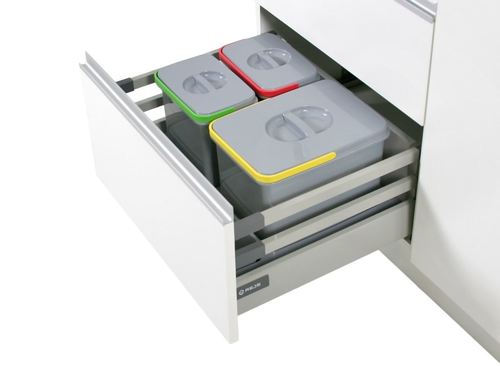 system do segregowania śmieci w kuchennej szafce